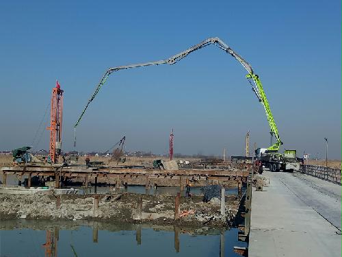 乌巾荡特大桥施工现场的“变形金刚”——混凝土输送泵车 乌巾荡特大桥施工现场的“变形金刚”——混凝土输送泵车