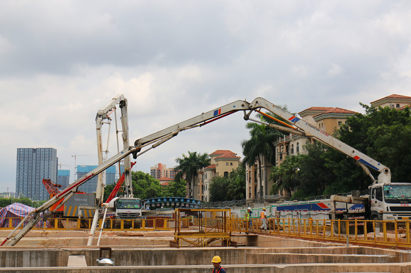 中联重科泵车浇筑混凝土 - 中铁十五局集团城建公司深圳地铁项目:贝尔路站底板浇筑完成 中联重科泵车浇筑混凝土 - 中铁十五局集团城建公司深圳地铁项目:贝尔路站底板浇筑完成