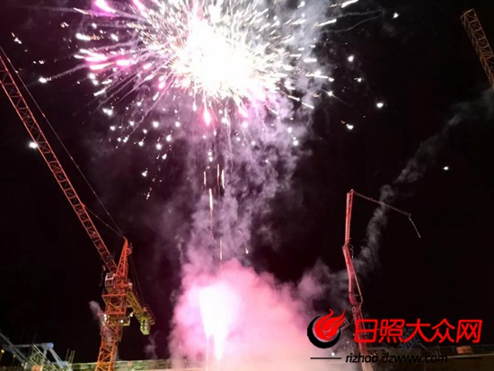 三一重工泵车施工现场 - 中交一航局鲁南高铁提前完成高兴特大桥跨川子河连续梁中跨合龙 三一重工泵车施工现场 - 中交一航局鲁南高铁提前完成高兴特大桥跨川子河连续梁中跨合龙
