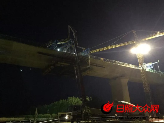 混凝土泵车、混凝土搅拌车施工现场 - 中交一航局鲁南高铁提前完成高兴特大桥跨川子河连续梁中跨合龙 混凝土泵车、混凝土搅拌车施工现场 - 中交一航局鲁南高铁提前完成高兴特大桥跨川子河连续梁中跨合龙