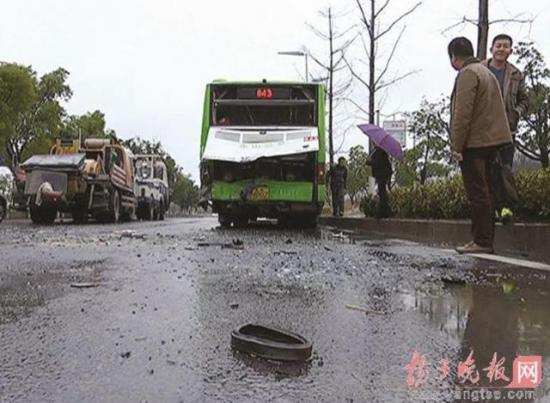 南京一公交车遭混凝土泵车追尾 南京一公交车遭混凝土泵车追尾