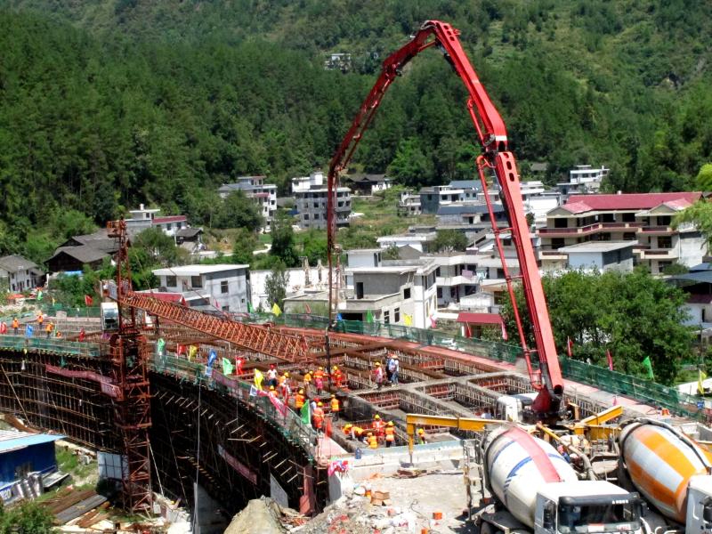 混凝土泵车、混凝土搅拌车浇筑现场 - G352印江县城至两河口公路项目中坝大桥现浇连续箱梁成功砼浇筑 混凝土泵车、混凝土搅拌车浇筑现场 - G352印江县城至两河口公路项目中坝大桥现浇连续箱梁成功砼浇筑