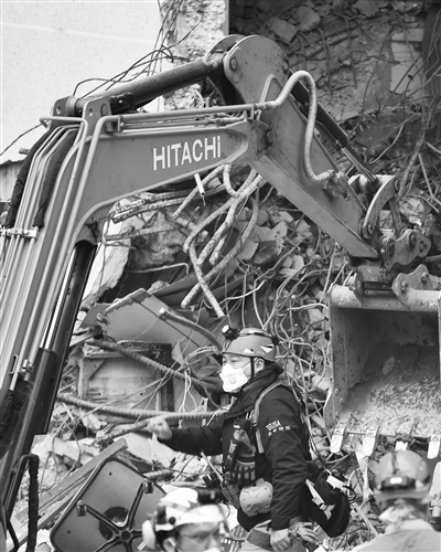 2月7日,救援人员在一处倒塌建筑前救援 2月7日,救援人员在一处倒塌建筑前救援