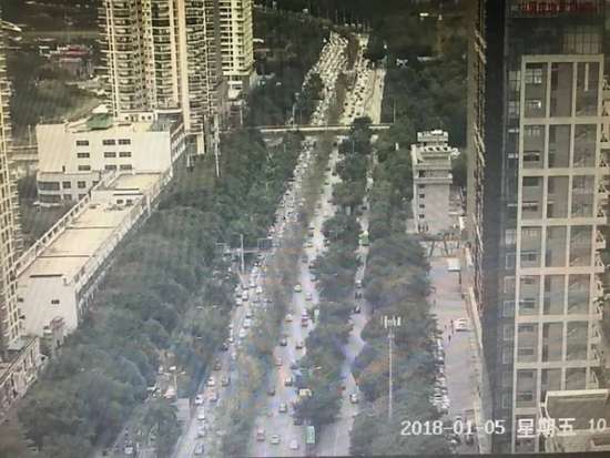 一水泥泵车故障漏油致使南宁竹溪大道事故不断,拥堵近8公里! 一水泥泵车故障漏油致使南宁竹溪大道事故不断,拥堵近8公里!