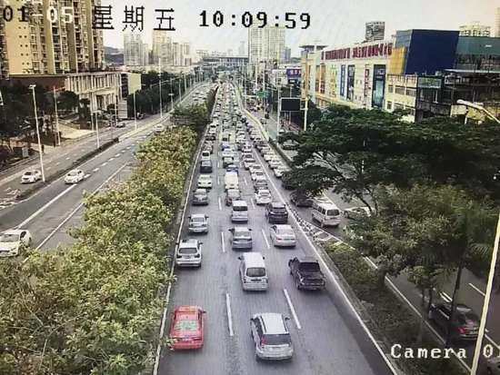 一水泥泵车故障漏油致使南宁竹溪大道事故不断,拥堵近8公里! 一水泥泵车故障漏油致使南宁竹溪大道事故不断,拥堵近8公里!
