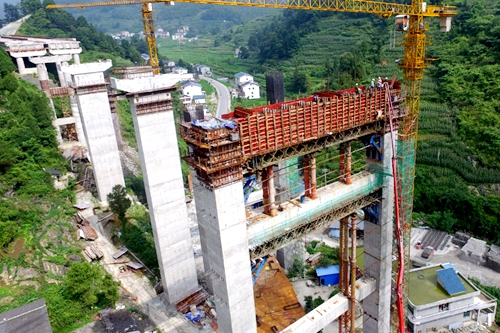 混凝土泵车浇筑现场 - 贵州遵绥项目枫香堡大桥6号门式墩盖梁浇筑完成 混凝土泵车浇筑现场 - 贵州遵绥项目枫香堡大桥6号门式墩盖梁浇筑完成