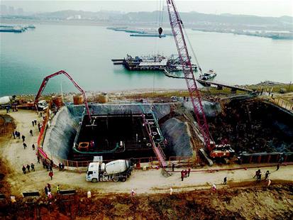 三一重工泵车浇筑混凝土 正在建设中的伍家岗长江大桥 三一重工泵车浇筑混凝土 正在建设中的伍家岗长江大桥