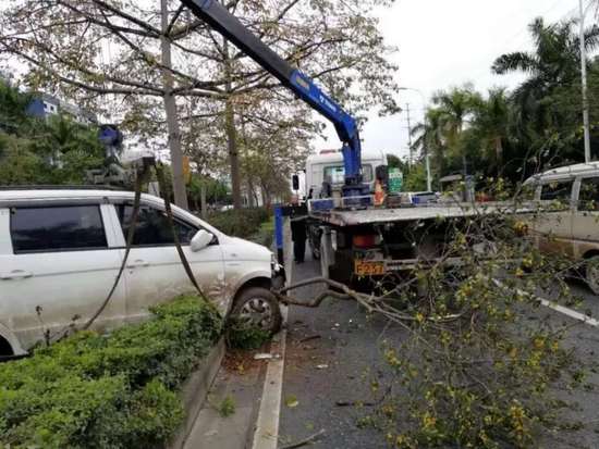 一水泥泵车故障漏油致使南宁竹溪大道事故不断,拥堵近8公里! 一水泥泵车故障漏油致使南宁竹溪大道事故不断,拥堵近8公里!