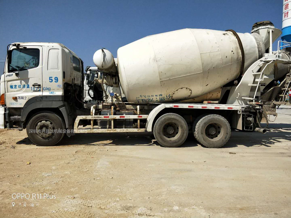 四台2010年,2011年日野700搅拌车