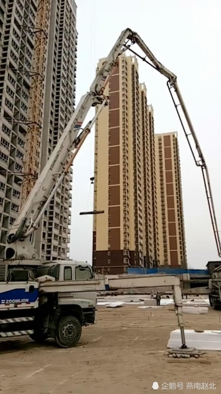 保定一工地惊现“三巨头”接力大场面 三台水泥泵车首尾相接 保定一工地惊现“三巨头”接力大场面 三台水泥泵车首尾相接