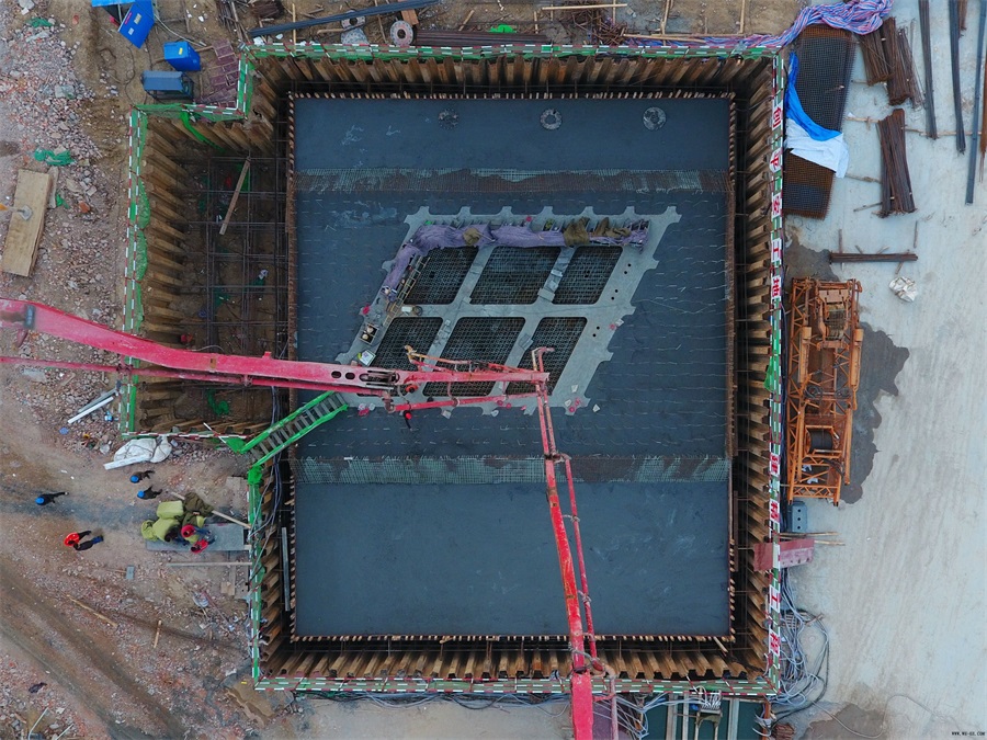 淮海路大桥项目部主墩左幅承台大体积砼浇筑顺利完成(12.22)