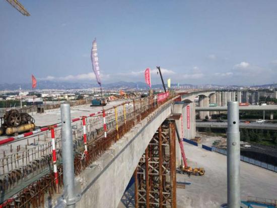 青连铁路再传捷报 胶州湾跨海大桥成功连跨四条高架路 青连铁路再传捷报 胶州湾跨海大桥成功连跨四条高架路