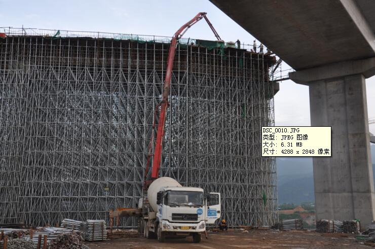混凝土泵车、混凝土搅拌车浇筑现场 - 广西大藤峡交通桥浇筑B匝道桥箱梁混凝土 混凝土泵车、混凝土搅拌车浇筑现场 - 广西大藤峡交通桥浇筑B匝道桥箱梁混凝土