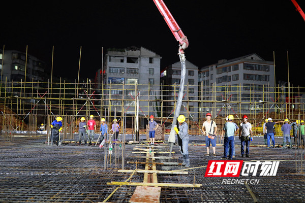 混凝土泵车浇筑现场 中建二局完成零陵区学位建设项目最大方量混凝土浇筑。 混凝土泵车浇筑现场 中建二局完成零陵区学位建设项目最大方量混凝土浇筑。