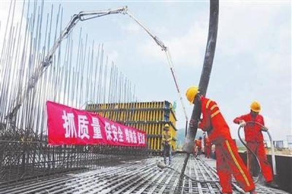混凝土泵车浇筑现场 - 洪鹤大桥3号主墩昨完成承台混凝土浇筑 主桥上部结构施工开始 混凝土泵车浇筑现场 - 洪鹤大桥3号主墩昨完成承台混凝土浇筑 主桥上部结构施工开始