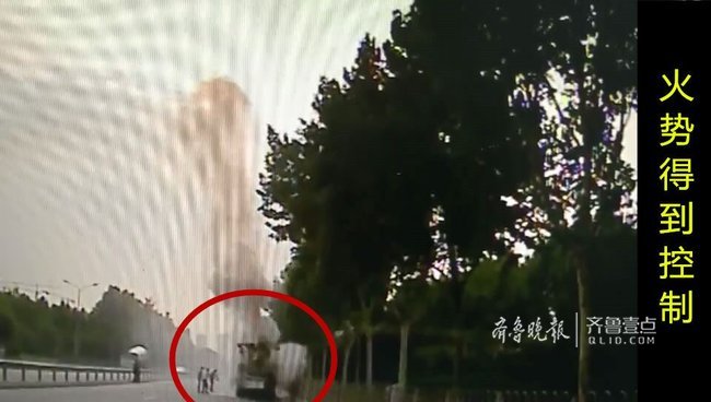 济南一辆水泥泵车窜出一米高火焰,他拎起灭火器就上 济南一辆水泥泵车窜出一米高火焰,他拎起灭火器就上