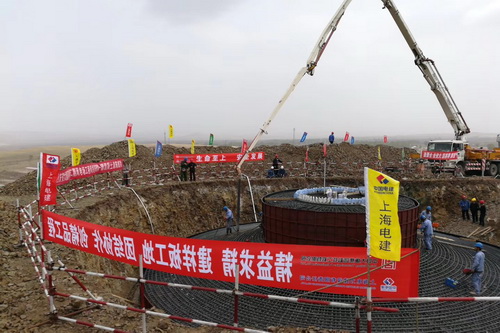 混凝土泵车浇筑现场 - 大唐沽源闪电河二期风电场工程首台风机基础浇筑成功 混凝土泵车浇筑现场 - 大唐沽源闪电河二期风电场工程首台风机基础浇筑成功