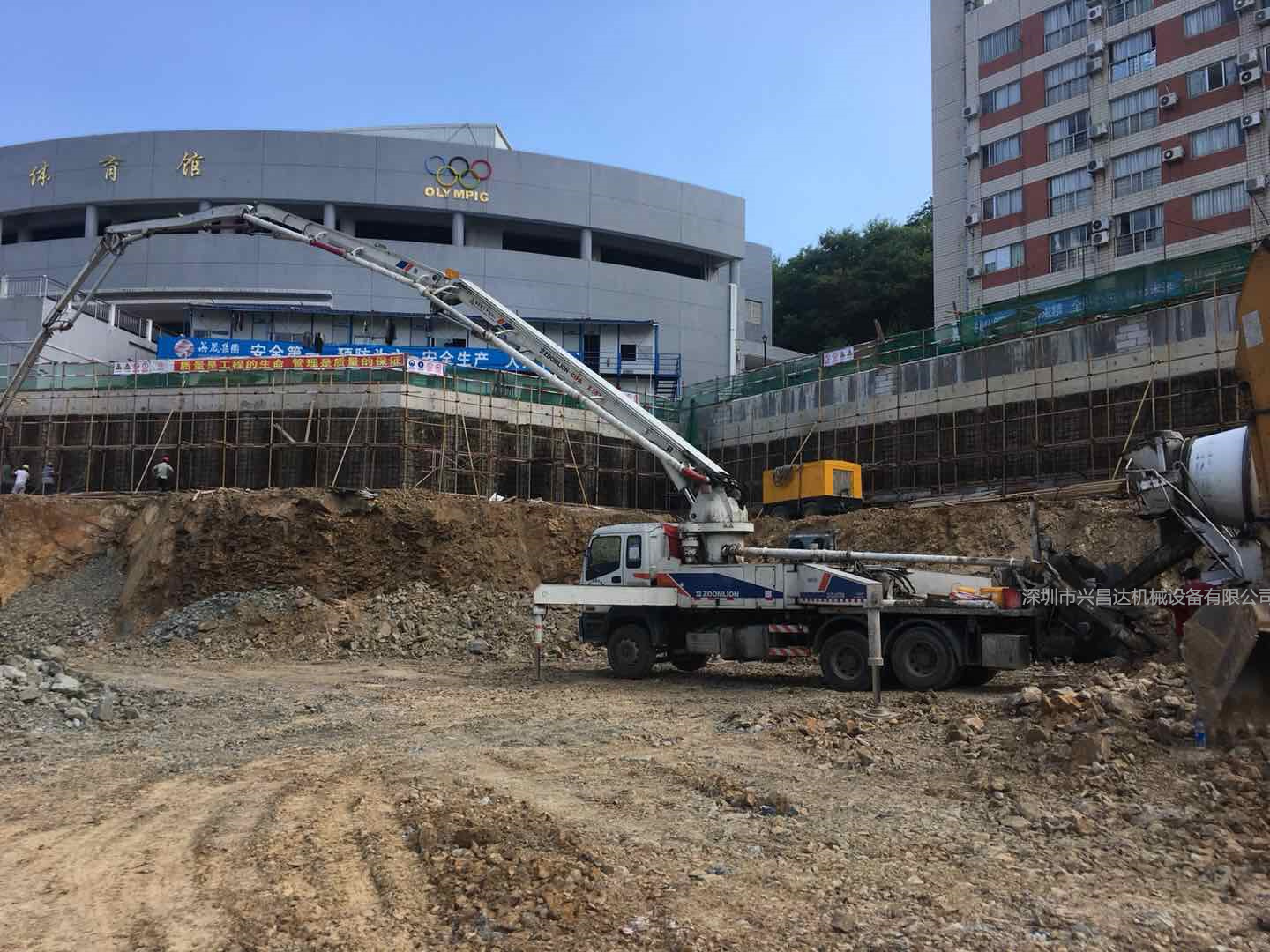 2013年五节臂38米中联重科泵车，五十铃底盘