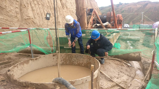 工作人员检查桩基孔深 - 合铜高速公路项目首桩浇筑完成 工作人员检查桩基孔深 - 合铜高速公路项目首桩浇筑完成