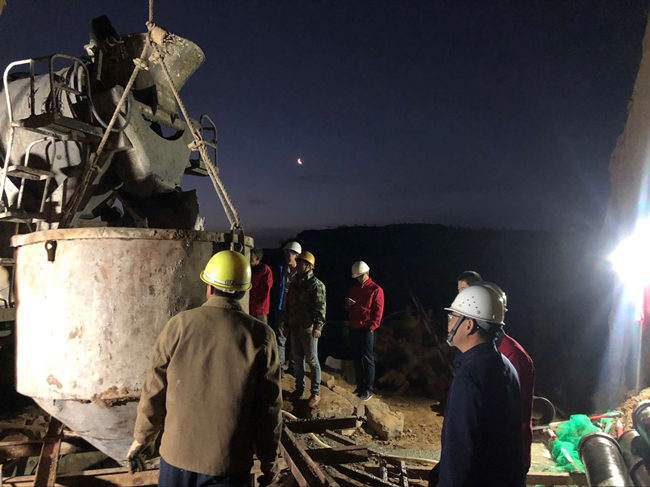混凝土搅拌车进行桩基浇筑 - 合铜高速公路项目首桩浇筑完成 混凝土搅拌车进行桩基浇筑 - 合铜高速公路项目首桩浇筑完成