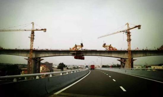 青连铁路再传捷报 胶州湾跨海大桥成功连跨四条高架路 青连铁路再传捷报 胶州湾跨海大桥成功连跨四条高架路