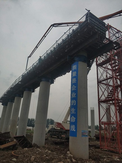 混凝土泵车进行首件盖梁浇筑 - 武汉分公司北四环1标项目泵站河二号特大桥盖梁首件顺利浇筑 混凝土泵车进行首件盖梁浇筑 - 武汉分公司北四环1标项目泵站河二号特大桥盖梁首件顺利浇筑