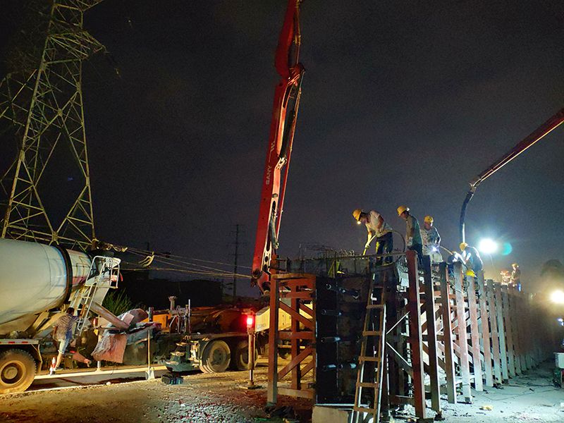 三一重工泵车、混凝土搅拌车浇筑现场 - 桂林市芳香东路新建工程Ⅰ标完成首件40m T梁混凝土浇筑 三一重工泵车、混凝土搅拌车浇筑现场 - 桂林市芳香东路新建工程Ⅰ标完成首件40m T梁混凝土浇筑