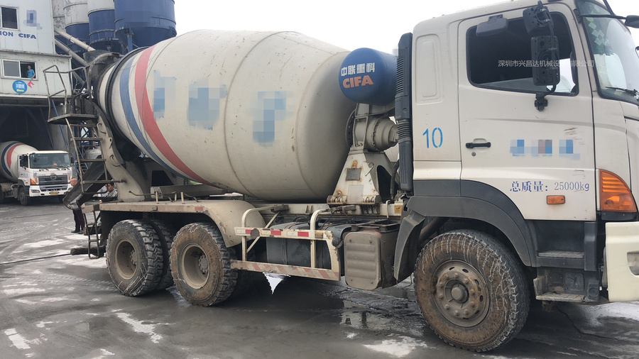 一批2012年底上牌和2013年上牌的10方罐中联重科搅拌车,日野700底盘