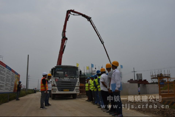 混凝土泵车浇筑现场,班前讲话 - 中铁一局铁建公司常宜项目部完成全线首墩混凝土浇筑 混凝土泵车浇筑现场,班前讲话 - 中铁一局铁建公司常宜项目部完成全线首墩混凝土浇筑
