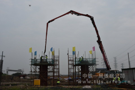 混凝土泵车浇筑现场,墩柱开盘 - 中铁一局铁建公司常宜项目部完成全线首墩混凝土浇筑 混凝土泵车浇筑现场,墩柱开盘 - 中铁一局铁建公司常宜项目部完成全线首墩混凝土浇筑