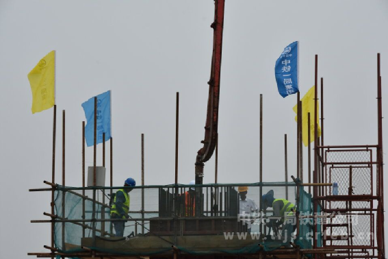 混凝土泵车浇筑现场,浇筑墩柱 - 中铁一局铁建公司常宜项目部完成全线首墩混凝土浇筑 混凝土泵车浇筑现场,浇筑墩柱 - 中铁一局铁建公司常宜项目部完成全线首墩混凝土浇筑
