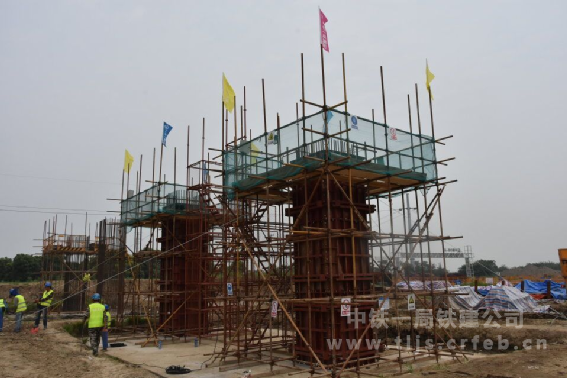 班前准备 - 中铁一局铁建公司常宜项目部完成全线首墩混凝土浇筑 班前准备 - 中铁一局铁建公司常宜项目部完成全线首墩混凝土浇筑